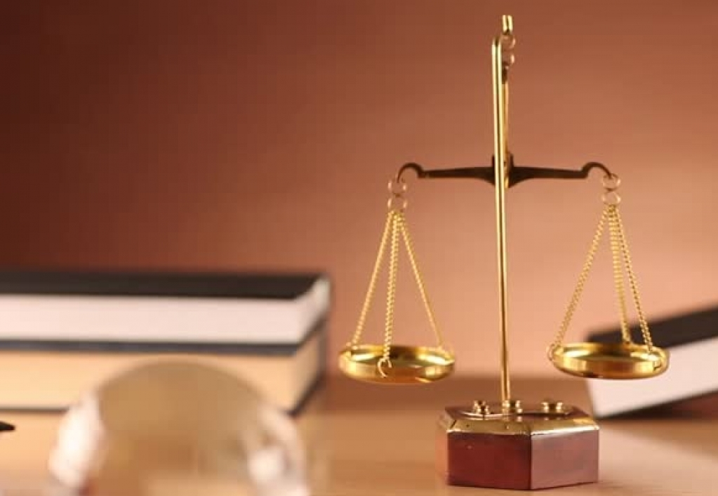 gold scales, the type used to weigh two objects