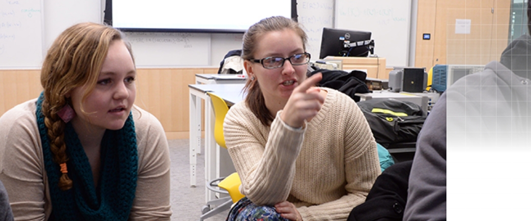 2 students working in a computer lab